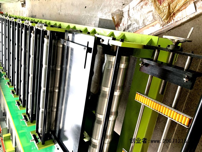 日喀则地区萨嘎县岩棉泡沫复合板机功能讲解☏13803171478沧州泊头华泰压瓦机设备有限公司