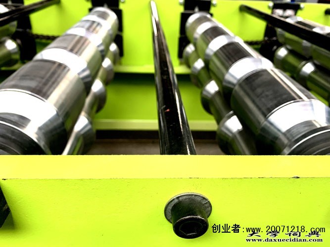 彩钢瓦除锈翻新喷漆设备爆销@河北省泊头市浩洋高端压瓦机实体厂